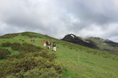 Un grupo de excursionistas saliendo desde el collado de Llesba.-E. RODRIGO