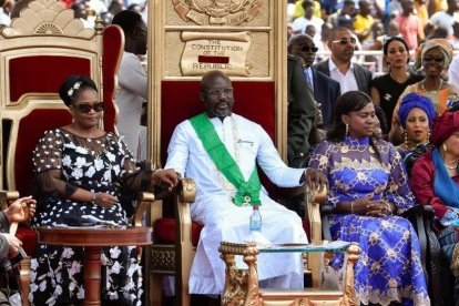 George Weah en el acto de juramento como presidente de Liberia junto a la presidenta saliente, Ellen Johnson Sirleaf (izquierda), y la nueva vicepresidenta, Jewel Taylor.-/ AFP / ISSOUF SANOGO