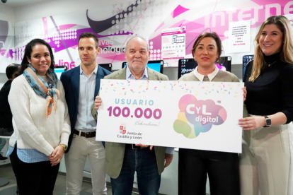 La consejera de Movilidad y Transformación Digital, María González Corral, felicita al usuario número 100.000 del programa CyL Digital de formación en competencias digitales a la ciudadanía- Leticia Pérez/ Ical