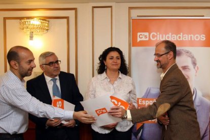 Luis Fuentes. a la derecha, junto al equipo de campaña de Ciudadanos ayer en Valladolid-Ical