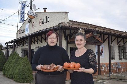 Mari Carmen y Patricia, hija y nieta de la recordada Felipa Miguélez del histórico Casa Marcelo, a la puerta de su nuevo restaurante.-