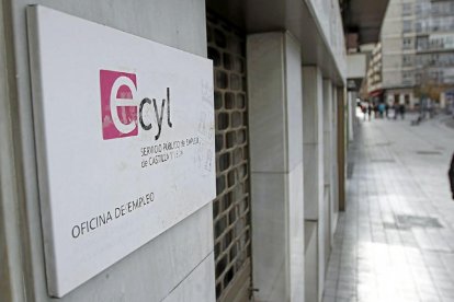 Puerta de una de las oficinas del ECyL en Valladolid.-J.M. LOSTAU