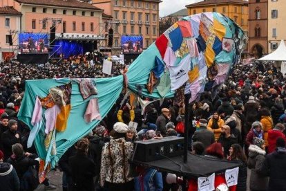 Una sardina gigante en la manifestación de Bolonia.-ANDREAS SOLARO / AFP