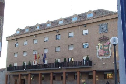 Exterior del Ayuntamiento de Móstoles.-WIKIMEDIA