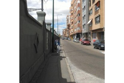 Tapia de la calle Estación que separa las vías de la acera y la calzada.- E. M.