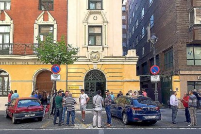 Regantes, ayer, a las puertas de la sede de la CHD en Valladolid.-EL MUNDO