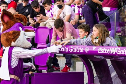 Afición en el estadio junto a 'Zorrillo' en un partido anterior. / RV