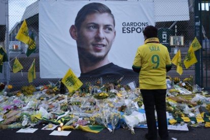 Dolor en Argentina por la desaparición de Emiliano Sala.-AP
