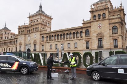 La Policía Nacional despliega a sus agentes
especializados en seguridad y protección aérea / E. M.