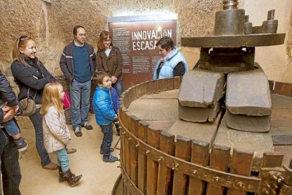 Dos familias acuden a una de las visitas guiadas organizadas por la bodega centenaria-aula de interpretación de Mucientes.-J. M. Lostau