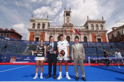 El alcalde Jesús Julio Carnero en la presentación del Master Valladolid junto a los jugadores vallisoletanos Arturo Coello y Bea Caldera y al consejero de Presidencia de la Junta Luis Miguel Gago. / PHOTOGENIC