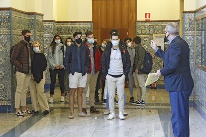 Alumnos preparados para entrar en clase en el primer día del curso 2020-21. J.M. LOSTAU