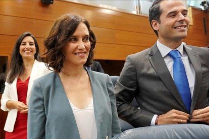 La candidata del PP a la presidencia de la Comunidad de Madrid, Isabel Díaz Ayuso, junto a sus socios: la líder de Vox, Rocío Monasterio, y de Cs, Ignacio Aguado-JOSÉ LUÍS ROCA