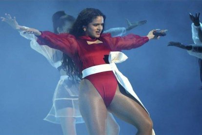 La cantante Rosalia, en la presentación de los premios Grammy Latinos.-AP