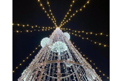 Árbol Navideño en Arroyo de la Encomienda. / E. M.