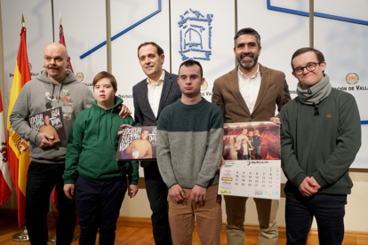 El presidente de la Diputación de Valladolid, Conrado Íscar, junto al presidente de la Asociación Síndrome de Down, Manuel Velázquez, presentan el calendario solidario 2024 bajo el lema 'La película de nuestras vidas'. Les acompañan el fotógrafo Danimantis y los protagonistas de las imágenes del calendario- Leticia Pérez/ Ical