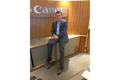El palentino César López en la sede de Canon en Londres.-EL MUNDO