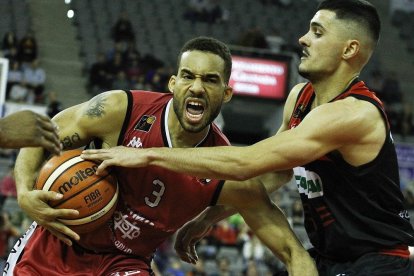 Mike Torres protege el balón durante el partido en Granada.