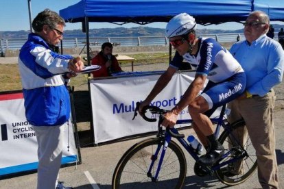 Óscar Sevilla, a punto de tomar la salida en la última etapa de la Vuelta a Chiloé.-@VUELTACHILOE