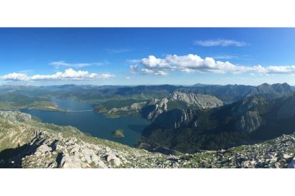 Espectacular panorámica del pantano y las montañas de Riaño que se logra desde la cumbre del Yordas-N. SÁEZ