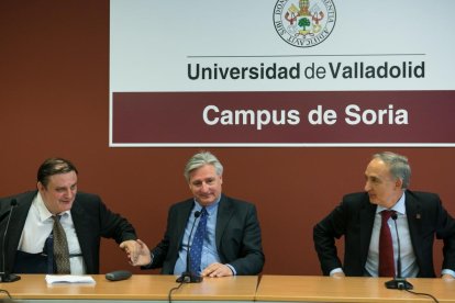 Acto de la toma de posesión de José Luis Ruiz (I) toma posesión como vicerrector del Campus de Soria en presencia del rector de la Universidad de Valladolid, Antonio Largo (C).-CONCHA ORTEGA / ICAL