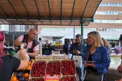 Pilar del Olmo en el mercado de plaza España-E. PRESS