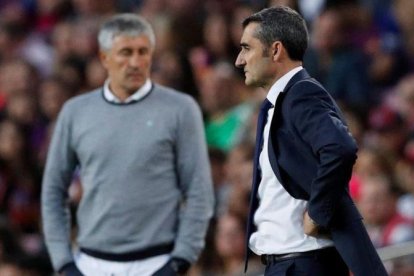 Ernesto Valverde y Quique Setién, durante el partido del domingo en el Camp Nou.-REUTERS / ALBERT GEA