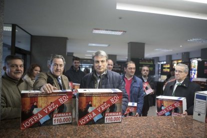 Policarpo Sánchez, y el periodista Hermann Tertsch, miembro de la Junta Directiva, entregan una campaña de firmas en la Delegación del Gobierno-ICAL