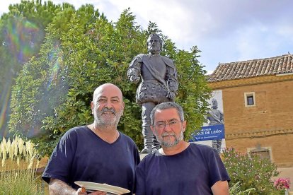 Miguel (i) y Emilio, ante la estatua del descubridor Juan Ponce de León, que nació en Santervás de Campos en el siglo XV, y cuyo museo rinde hoy homenaje a su memoria.-ARGICOMUNICACIÓN