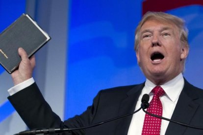 Donald Trump blande una biblia que había pertenecido a su madre en un discurso el pasado septiembre.-AP / JOSE LUIS MAGANA