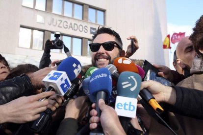 Dani Mateo, a la salida de los juzgados de Plaza de Castilla.-DAVID CASTRO