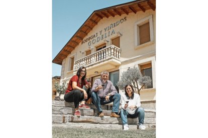 Vicente García, entre la enóloga Olga Verde y la responsable de exportación, Sara Courel, en la entrada de la bodega berciana.-ARGICOMUNICACIÓN