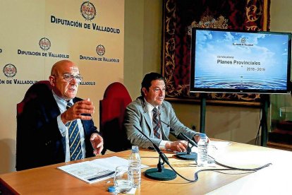 Jesús Julio Carnero y Alberto Collantes ayer, en la presentación de los Planes Provinciales de la Diputación.-EL MUNDO