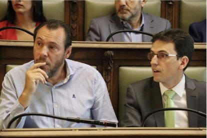 Óscar Puente y Pedro Herrero en uno de los últimos plenos en el Ayuntamiento de Valladolid. Twitter: Grupo PSOE Ayuntamiento Valladolid