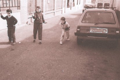 Niños jugando en la calle Villabrágima del barrio Las Villas de Valladolid hace años. | Imagen del libro 'El Lagar de Barahona' de José Antonio Gaviero