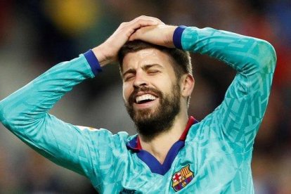Piqué se lamenta de que el árbitro no pitara penalti.-EFE / JUAN HERRERO