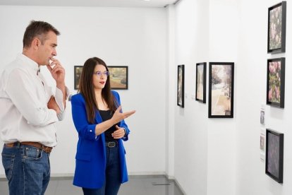 El artista junto a la vicepresidenta segunda de la Diputación de Valladolid, Gema Gómez. | ICAL