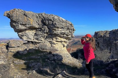 Una montañera disfruta del paisaje encantado de Las Tuerces.-N.S.