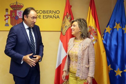 La delegada del Gobierno en Castilla y León, María José Salgueiro Cortiñas, analiza con el presidente de la Federación Regional de Municipios y Provincias, y alcalde de Palencia, Alfonso Polanco, las medidas de seguridad antiterrorista.-ICAL