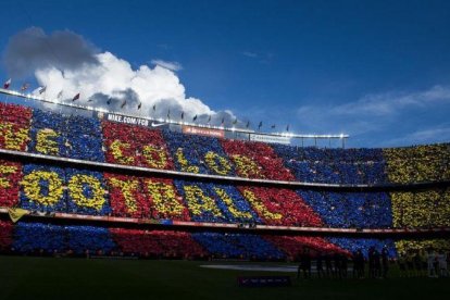 Mosaico en la grada del Camp Nou antes del comienzo del partido de liga entre el FC Barcelona y el Real Madrid.-JORDI COTRINA