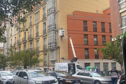 Primera instalación de las luces navideñas de 2023 en la calle Gamazo de Valladolid. -E.M.