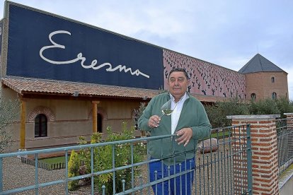 Aníbal Asensio Paunero, en el exterior de la bodega, cuya arquitectura de ladrillo recuerda las construcciones mudéjares de la zona.-ARGICOMUNICACIÓN