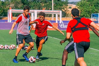 Ünal (derecha) pugna por el balón en un entrenamiento del Promesas.-RVCF