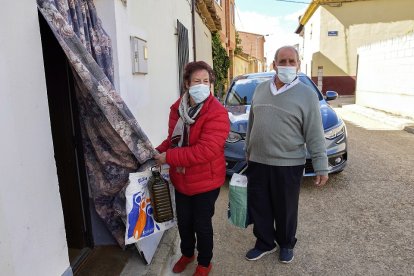 n matrimonio entra a su casa después de hacer la compra. J.M. LOSTAU