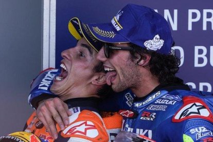 Àlex Rins,a la derecha, bromea, en el GP de Jerez de este año, con Marc Márquez.-ALEJANDRO CERESUELA