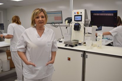 Pilar Pérez, directora del centro AIM Soria, en el laboratorio desde donde salen las dosis seminales / HDS