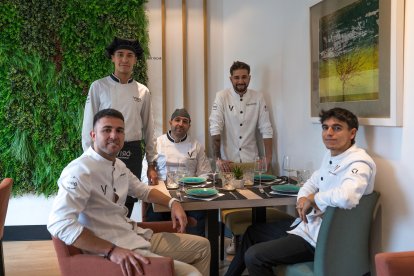 Víctor Rodríguez con parte de su equipo en el comedor del restaurante.