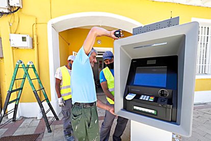 Instalación del primer cajero en Valdestillas