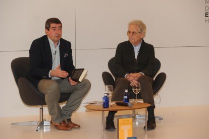 PabloLago y Santos Juliá, duante la presentación del libro ayer en el MEH.-ISRAEL L. MURILLO