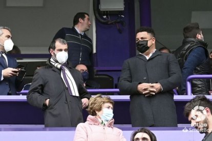 Ronaldo Nazario junto a David Espinar en el palco. / LA LIGA